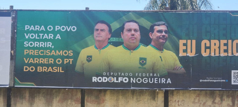 Justiça manda “Gordinho do Bolsonaro” retirar outdoor por descumprir lei eleitoral