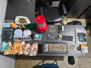 Polícias Civil e Militar fecham “bocas de fumo” que funcionavam em condomínio; 4 pessoas são presas