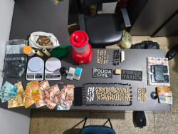 Polícias Civil e Militar fecham “bocas de fumo” que funcionavam em condomínio; 4 pessoas são presas