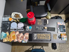 Polícias Civil e Militar fecham “bocas de fumo” que funcionavam em condomínio; 4 pessoas são presas