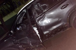 Fugindo da polícia, adulto e adolescente batem moto em veículo e ficam feridos