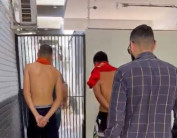 Disparos e ameaças durante a noite assustam família na Vila Cachoeirinha; dupla é presa