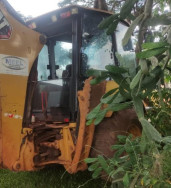 Operador de máquina é executado em obra de saneamento na fronteira