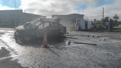 Colisão deixa motoristas feridos e um dos carros destruído pelo fogo na saída de Dourados