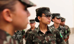 Exército faz seleção para alistamento militar de homens e mulheres
