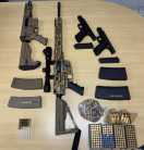 Líder de facção catarinense preso na fronteira tinha Hilux e moto esportiva