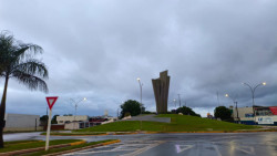 Terça-feira começa com chuva e alerta de temporal para Dourados; já choveu 18mm
