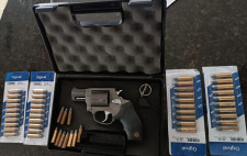 Polícia apreende revólver e 50 munições de homem que ameaça e persegue a ex-mulher