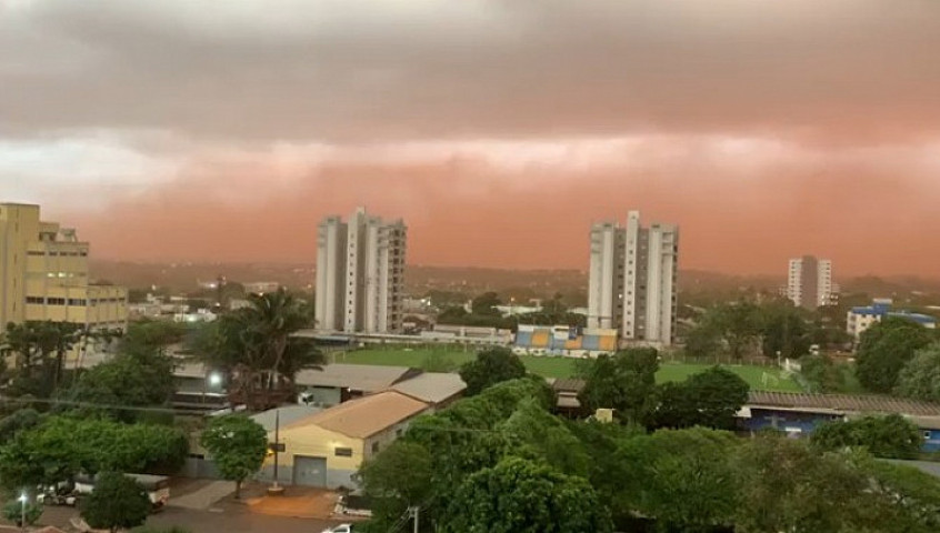 Vento forte e chuva causam estragos em Dourados (Imagem: Reprodução)