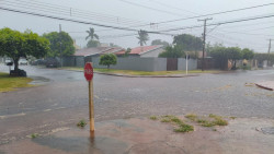 Domingo será abafado, com previsão de chuvas e trovoadas isoladas em Dourados