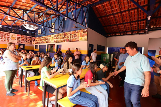 Entrega de kits e uniformes no primeiro dia de aula emociona pais de alunos