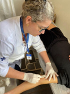 Ações em postos de saúde levam prevenção à gravidez na adolescência em Dourados