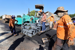 Após décadas de espera, moradores do Altos do Indaiá recebem asfalto
