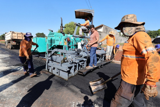 Após décadas de espera, moradores do Altos do Indaiá recebem asfalto
