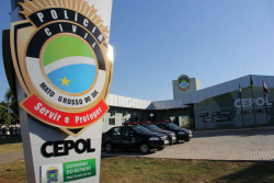 Homens invadem casa, se identificam como policiais e atiram contra rapaz