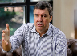 Bondoso com os ricos, Eduardo Riedel precisa recorrer a empréstimos para bancar obras