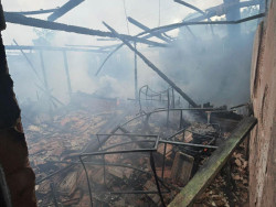 Menino de quatro anos morre em incêndio que destruiu casa de madeira na fronteira