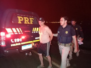 Cena impressionante: bêbado, empresário atropela motociclista e caminhonete “engole” moto