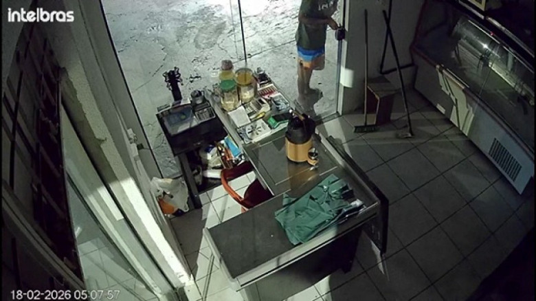 Veja o momento em que "Microfone" arromba porta de açougue e furta dinheiro em Dourados
