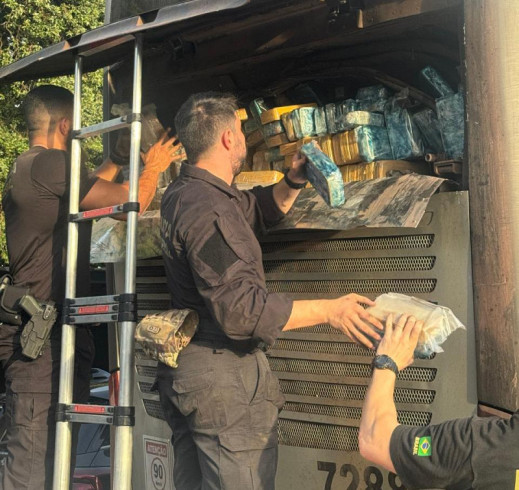Polícia Federal apreende 745 quilos de cocaína em ônibus com 30 bolivianos