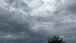 Última segunda-feira do mês será de céu nublado, chuva e máxima de 31ºC