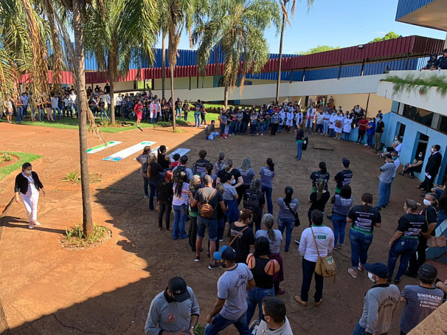 Manifestantes em frente ao Paço Municipal. (Imagem: )