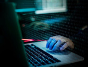 Mulher acusada de extorquir procurador de MS para não divulgar nudes é presa em Pernambuco