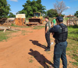 Com apoio policial, prefeitura derruba casa usada como ponto de droga e de prostituição em MS