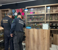 Operação mira contrabando de cigarro eletrônico e fábrica clandestina de carvão para narguilé