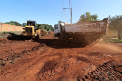 Prefeitura prepara ruas para chegada do asfalto nos jardins Pelicano e Carisma