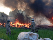 Faísca de serralheria causa incêndio em área de vegetação no Jardim Clímax