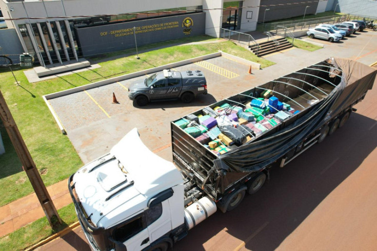 Forças policiais apreendem 11 toneladas de maconha e carretas; 3 homens são presos