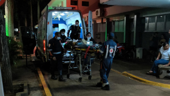 Colisão entre motos deixa duas mulheres intubadas e em estado crítico em Dourados