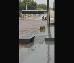 Forte chuva transforma ruas de Caarapó em rio nesta segunda-feira