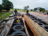 Dois são presos com cargas de pneus paraguaios avaliados em R$ 1,2 mi na fronteira