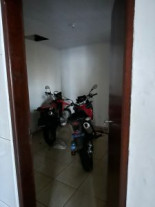 Polícia localiza "guarda-roupa" do tráfico e recupera motocicletas furtadas