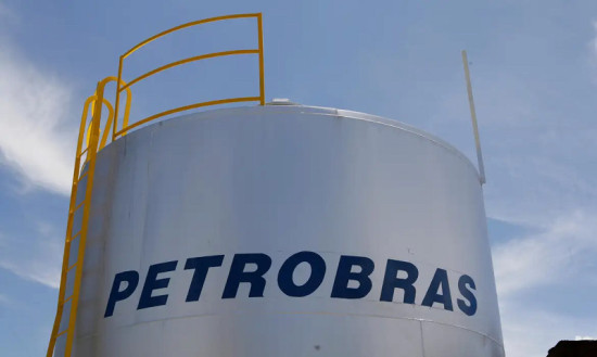 Um dia após Lula zerar PIS e Confins, Petrobras anuncia aumento do diesel a partir de sábado