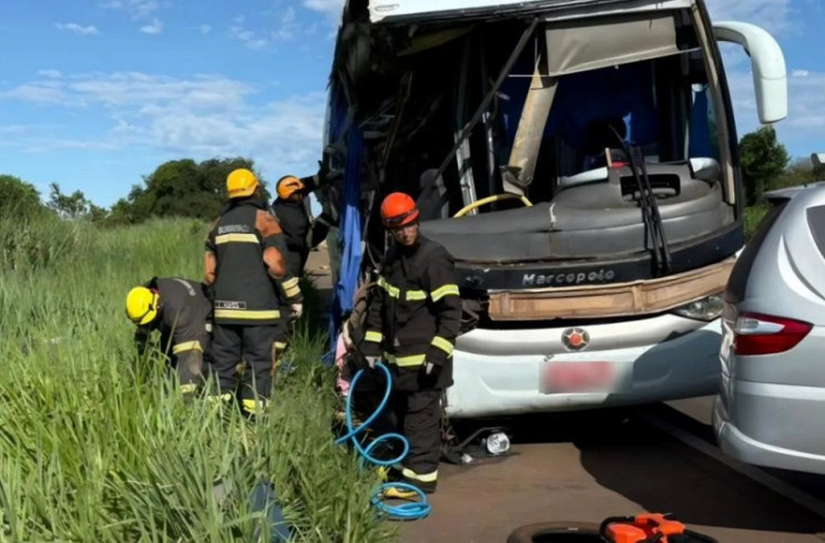 Caminhão bate em ônibus e mata duas passageiras na BR-267; caminhoneiro foi preso