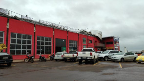 Estrutura de varanda de restaurante é afetada durante temporal