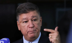 Dino dá 5 dias para presidente da CPI do INSS explicar repasse de emendas à Igreja da Lagoinha