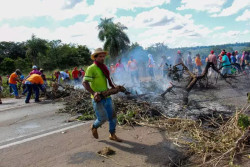 Integrantes do MST liberam rodovia após quase 6 horas de bloqueio