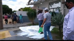 Em protesto, produtores jogam leite na frente da Energisa