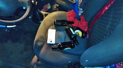 Mulher atropela guarda e desce com garrafa na mão