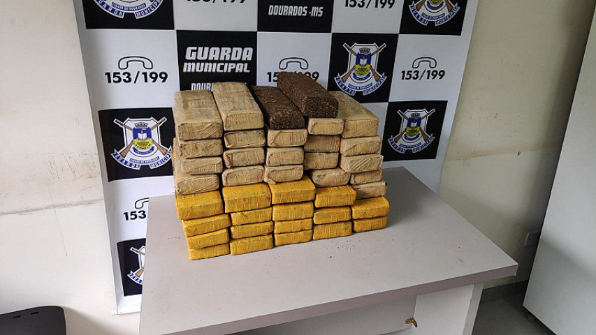 Fardos de maconha encontradoso abandonados em Dourados (Imagem: Adilson Domingos)