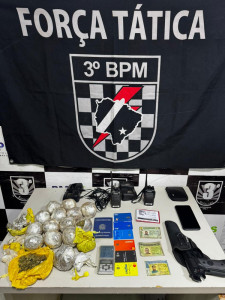 Dupla é presa com drogas, simulacro de arma e objetos trocados em "boca de fumo"