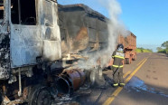Pane elétrica faz carreta pegar fogo em rodovia próximo à Santa Rita do Pardo