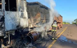 Pane elétrica faz carreta pegar fogo em rodovia próximo à Santa Rita do Pardo