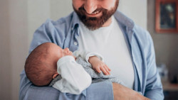 Novos prazos para licença-paternidade valem a partir de 2027; entenda