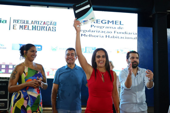 Dourados entrega 120 títulos e lança reforma inédita de 30 casas para famílias