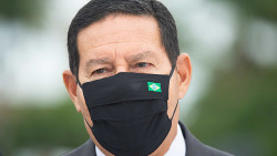 Vice-presidente Mourão toma vacina contra covid-19 em Brasília